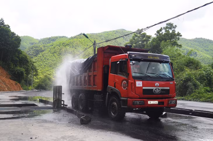 các xe vận chuyển than dù có tải hay không khi ra khỏi trạm để vào tuyến đường nội thành đều rất sạch sẽ