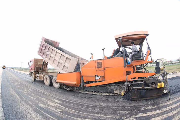 Cao tốc Hạ Long đến cầu Bạch Đằng dài 19,5km, thiết kế 4 làn xe, được khởi công từ cuối năm 2014. Đến nay dự án đã cơ bản hoàn thành các hạng mục xây lắp chính, dự kiến sẽ hoàn thành trong tháng 2/2018.