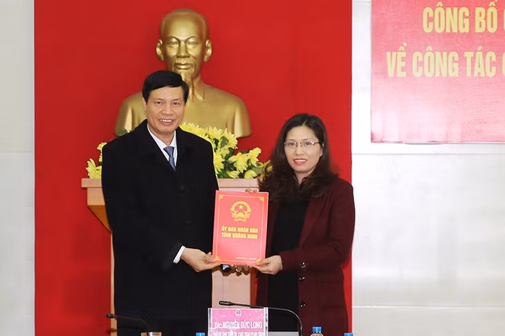 Đồng chí Nguyễn Đức Long, Phó Bí thư Tỉnh ủy, Chủ tịch UBND tỉnh trao quyết định bổ nhiệm đồng chí Nguyễn Thị Tuyết Hạnh, Phó Bí thư Huyện ủy Bình Liêu giữ chức vụ Chủ tịch UBND huyện Bình Liêu khóa XIX, nhiệm kỳ 2016-2021
