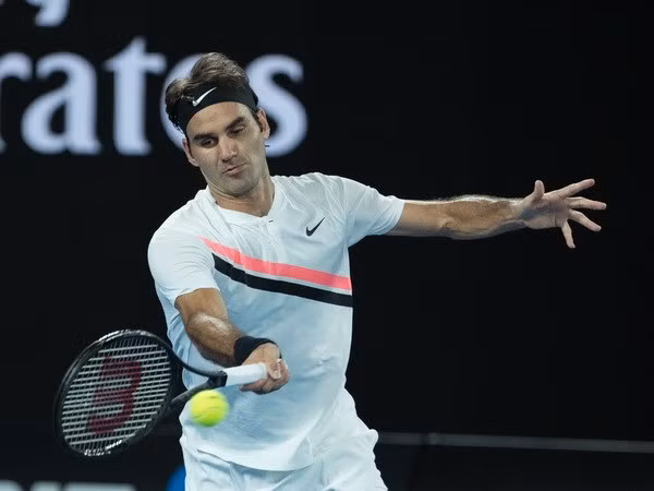 Tay vợt Roger Federer trong trận đấu ở Melbourne, Australia ngày 28/1. (Ảnh: THX/TTXVN)