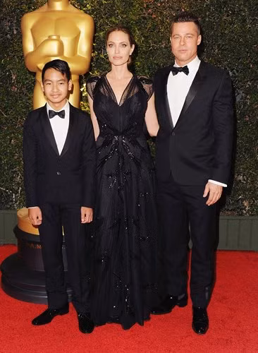  Brad, Angelina, và Maddox diện trang phục đồng màu tại lễ trao giải Governor vào tháng 11/2013.