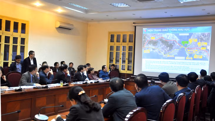 Đơn vị tư vấn trình bày báo cáo tóm tắt về Dự án xây dựng hầm qua vịnh Cửa Lục.