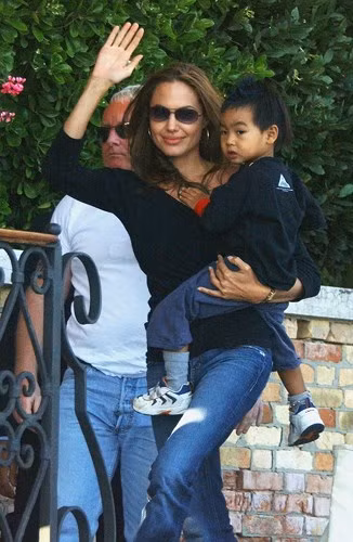  Angelina luôn bế con trai cả Maddox trên tay trong suốt LHP Venice năm 2004.