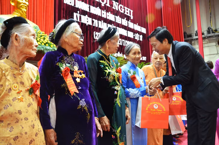 Đồng chí Bí thư Tỉnh ủy Nguyễn Văn Đọc tặng quà tri ân các Bà Mẹ Việt Nam anh hùng, người có công tiêu biểu của tỉnh nhân dịp kỷ niệm 70 năm Ngày Thương binh Liệt sĩ 27/7 (1947-2017)