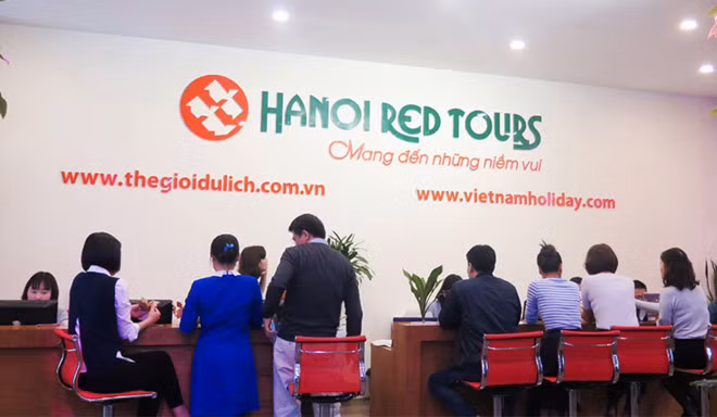 Đông đảo du khách đặt tour tại HanoiRedtours từ sáng sớm 24/1
