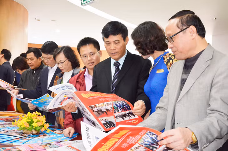  Các đại biểu tham quan và xem các ấn phẩm báo chí trưng bày tại Hội báo Xuân Đinh Dậu 2017