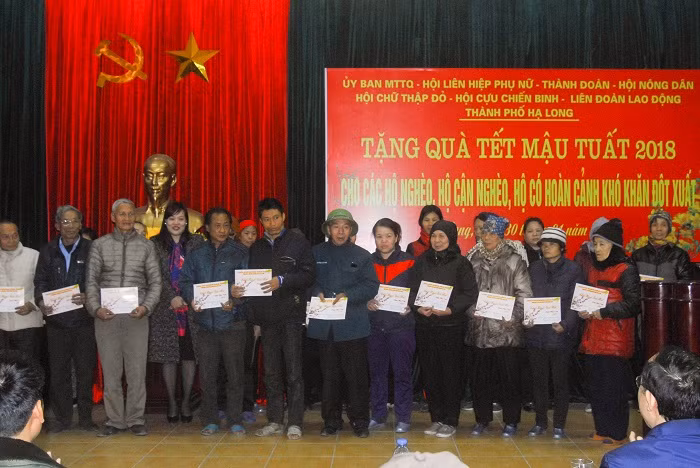 40 hộ khó khăn tại phường Cao Thắng (TP Hạ Long) nhận quà hỗ trợ tại chương trình.