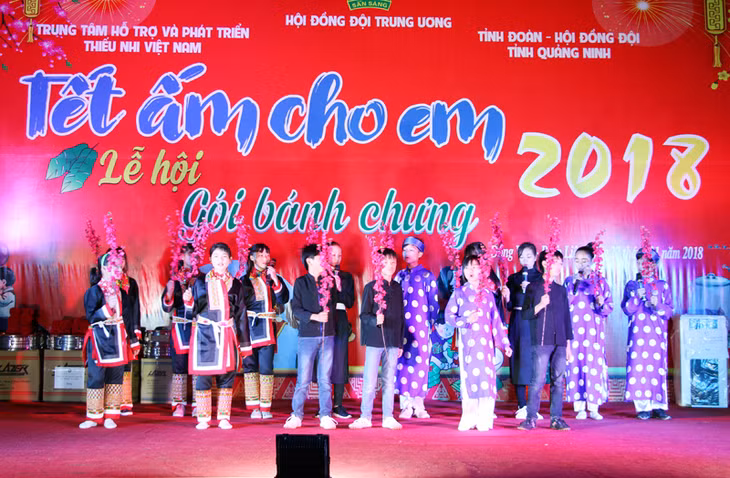 Các em thiếu nhi xã Đồng Văn thể hiện các tiết mục văn nghệ mừng xuân.