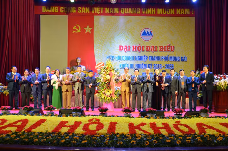 BCH Hiệp hội DN thành phố khóa III ra mắt Đại hội.