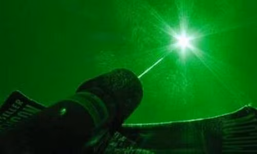 Máy laser SEL có công suất 100 PW. Ảnh minh họa: Daily Galaxy.