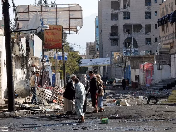 Cảnh đổ nát sau các cuộc xung đột giữa phiến quân Houthi và lực lượng trung thành với cựu Tổng thống YemenAli Abdullah Saleh tại thủ đô Sanaa, ngày 5/12. (Nguồn: THX/TTXVN)