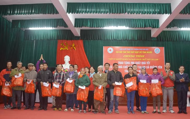  Chi hội tán trợ chữ thập đỏ Tình người đã tặng 200 suất quà cho 200 gia đình chính sách, nạn nhân chất độc da cam và hộ nghèo có hoàn cảnh đặc biệt khó khăn trên địa bàn TX Quảng Yên.