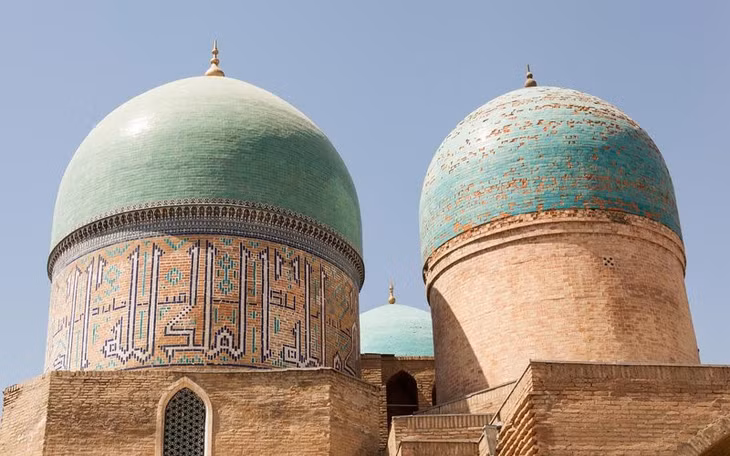 Trung tâm lịch sử của Shakhrisyabz, Uzbekistan: Cách Samarkand 90 phút lái xe về phía Nam là Shakhrisyabz, một thành phố 2.000 năm tuổi của vùng Kesh. Ở đây, du khách sẽ tìm thấy bức tường thời Trung cổ, đền thờ Hồi giáo có mái vòm màu xanh lam, cùng nhiều kiểu kiến trúc đa dạng. Tuy nhiên, nơi đây đang chịu sức ép lớn từ vấn đề phát triển cơ sở hạ tầng du lịch. Ảnh: VW Pics/Getty.