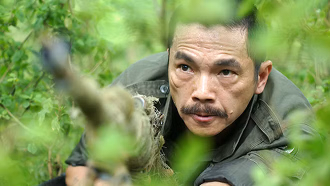 Nghệ sĩ Trung Anh là diễn viên sân khấu và truyền hình nổi tiếng. Năm 2017, anh được yêu thích với vai Lương Bổng trong Người phán xử. Ảnh: VFC.