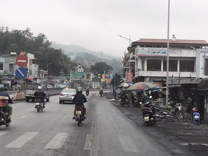 Người dân lấn chiếm hành lang ATGT để bán hàng hóa tại khu vực chợ phường Quang Hang. (ảnh chụp ngày 27/1)