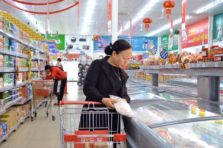Khách hàng mua sắm tại Siêu thị Lan Chi, xã Hồng Phong, TX Đông Triều