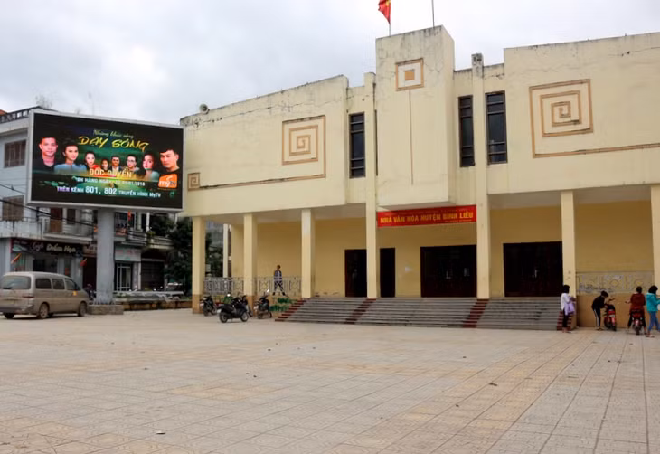 Màn hình LED tại Nhà văn hóa huyện Bình Liêu đã được kiểm tra chất lượng hình ảnh, đường truyền, sẵn sàng phục vụ nhân dân huyện Bình Liêu thưởng thức bóng đá.