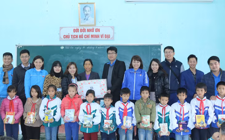 Đoàn công tác thăm, tặng quà cho học sinh trưởng Tiểu học Quảng Đức, xã Quảng Đức, huyện Hải Hà.