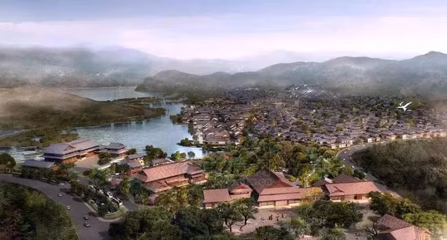 Phố cổ Linh Sơn: Nằm cạnh dãy núi Thiên Đường, phong cảnh nơi đây đẹp tựa chốn tiên cảnh. Bao quanh những ngôi nhà với lối kiến trúc cổ là rừng cây xanh mát, um tùm. Thậm chí, du khách còn có thể bắt gặp một số loài động vật hoang dã tại đây. 
