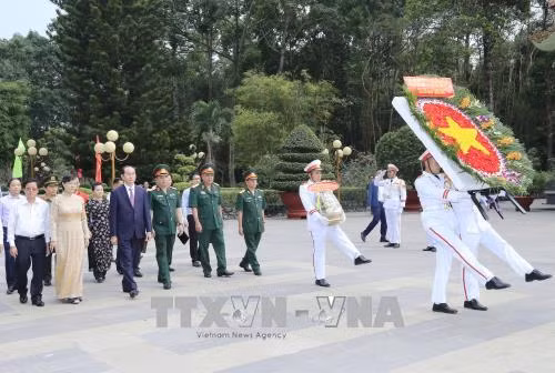 Chủ tịch nước Trần Đại Quang cùng đoàn công tác đến dâng hương tưởng niệm các Anh hùng liệt sĩ tại Đền thờ Liệt sĩ Bến Dược. Ảnh: Nhan Sáng/TTXVN