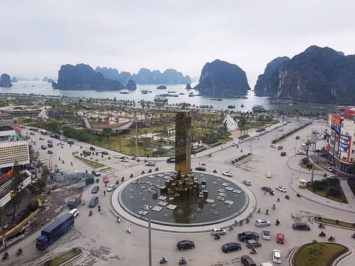Công trình Cột đồng hồ, Công viên hoa tạo điểm nhấn cho TP Hạ Long.