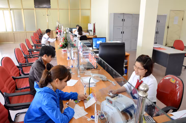 Hoạt động giao dịch tại Chi nhánh Ngân hàng Nông nghiệp và Phát triển Nông thôn huyện Hoành Bồ
