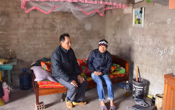 Trưởng thôn Cống To, xã Tiên Lãng, huyện Tiên Yên phổ biến các chính sách dân số mới cho người dân trong thôn