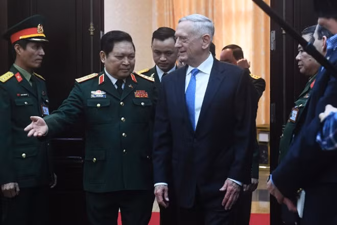 Bộ trưởng Quốc phòng Ngô Xuân Lịch và Bộ trưởng Quốc phòng James Mattis tại Hà Nội. Ảnh: AFP.