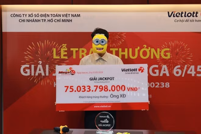 Người chơi may mắn được trao giải Jackpot 75 tỷ đồng. (Ảnh: Vietlott)