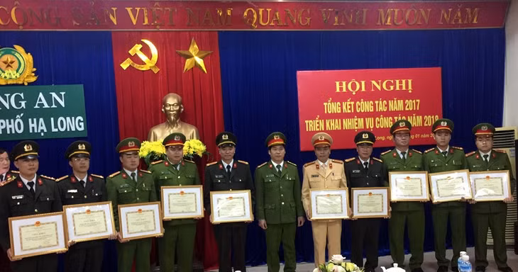 Thừa ủy quyền của Chủ tịch UBND TP Hạ Long, Đại tá Lê Duy Tấn Trưởng Công an TP tặng giấy khen của UBND TP cho các tập thể.