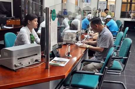 Khách hàng giao dịch tại Ngân hàng BIDV Chi nhánh Móng Cái.