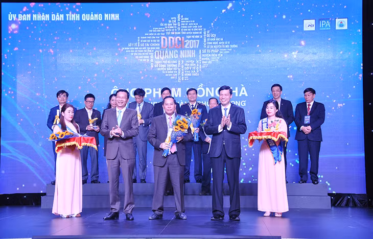 Lãnh đạo tỉnh trao kỷ niệm chương cho thành phố Hạ Long-địa phương nằm trong top xuất sắc DDCI 2017.