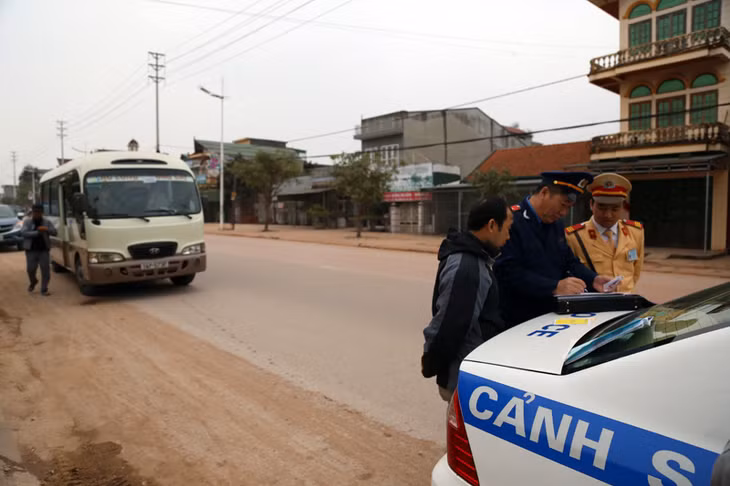 Lập biên bản xử lý xe vi phạm.
