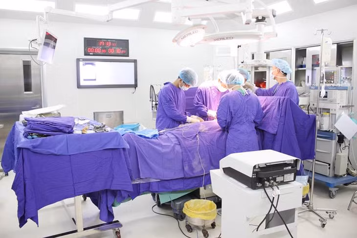 Nhiều bệnh tiện đã làm chủ được các kỹ thuật tương đương tuyến trung ương. Trong ảnh: Ca phẫu thuật tim hở tại Bệnh viện Đa khoa tỉnh.