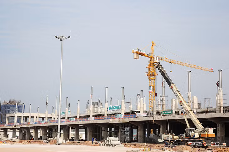 Nhà ga hành khách giai đoạn 1 có quy mô 25.400m2, công suất 2,5 triệu lượt hành khách/năm, đang thi công đạt 70% khối lượng. Dự kiến hạng mục này sẽ hoàn thành trong tháng 2/2018.