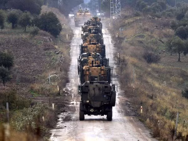 Đoàn xe quân sự Thổ Nhĩ Kỳ tập kết tại Hassa, tiến về biên giới Syria. (Nguồn: AFP/TTXVN)