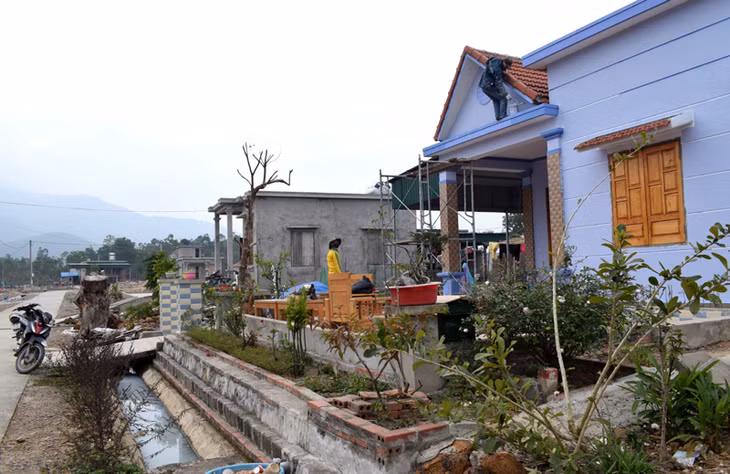 Nhiều gia đình thôn Bản Sen chỉnh trang nhà cửa chuẩn bị đón tết