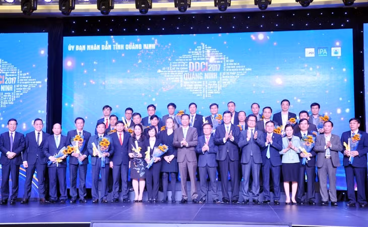 Lãnh đạo tỉnh trao kỷ niệm chương cho các sở, ban, ngành, địa phương và cá nhân lãnh đạo các đơn vị có chất lượng điều hành xuất sắc trong DDCI 2017