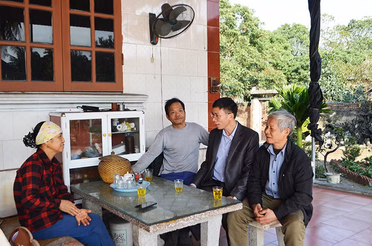 Lãnh đạo UBND xã Yên Thọ, TX Đông Triều trò chuyện cùng người dân về xây dựng vườn mẫu