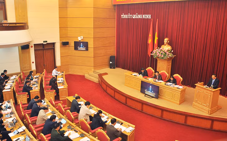 Lãnh đạo Huyện ủy Ba Chẽ báo cáo kết quả thực hiện các nghị quyết, kết luận và phương hướng, nhiệm vụ công tác năm 2018 tại buổi làm việc.