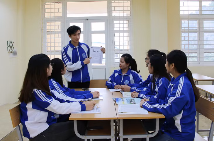 Sinh viên khoa Du lịch, trường Đại học Hạ Long sinh hoạt CLB tiếng Anh của khoa.