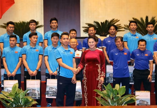 Chủ tịch Quốc hội Nguyễn Thị Kim Ngân tặng quà lãnh đạo, huấn luyện viên, các cầu thủ đội bóng U23. (Ảnh: Trọng Đức​/TTXVN)