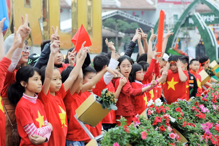 Tại khu du lịch và các điểm tổ chức xem trận trung kết bằng màn hình cỡ lớn thu hút đông đảo người dân từ sớm 
