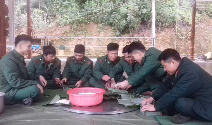 Chiến sĩ quân hàm xanh gói bánh chưng chuẩn bị đón Tết.
