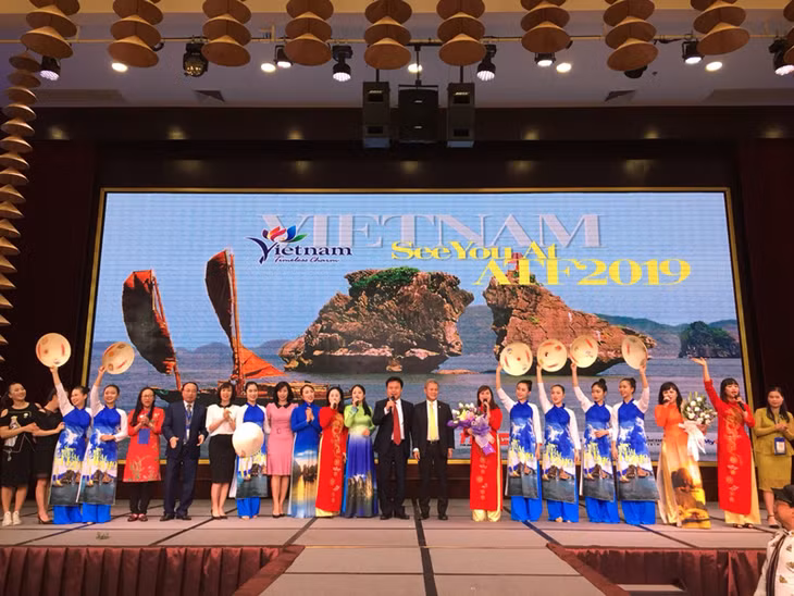  Đoàn Quảng Ninh giao lưu văn nghệ tại đêm Việt Nam chào đón quan khách tham dự ATF 2019 tại Hạ Long.