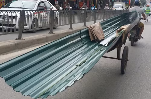 Xe chở tôn rất dễ gây nguy hiểm cho người đi đường. Ảnh minh họa.