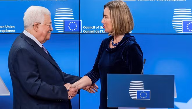 Bà Mogherini bắt tay Tổng thống Palestine Abbas trong cuộc họp báo chung ở trụ sở EU, Brussels, ngày 22/1. (Nguồn: Reuters)