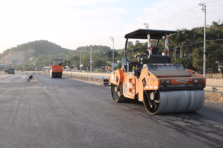 Tuyến đường 10 làn xe đầu tiên của Quảng Ninh nối cao tốc Hải Phòng - Vân Đồn đến đường Hoàng Quốc Việt, TP Hạ Long được khởi công từ cuối tháng 6/2017. Đến nay một số vị trí nền đã được thảm bê tông nhựa, dự kiến công trình sẽ hoàn thành trước ngày 31/3/2018.