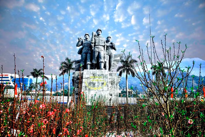 Từ 15 tháng Chạp, Quảng trường 12/11 TP Cẩm Phả lại tràn ngập hoa đào và các loại hoa bán tết từ khắp mọi mọi miền chuyển về phục vụ tết.