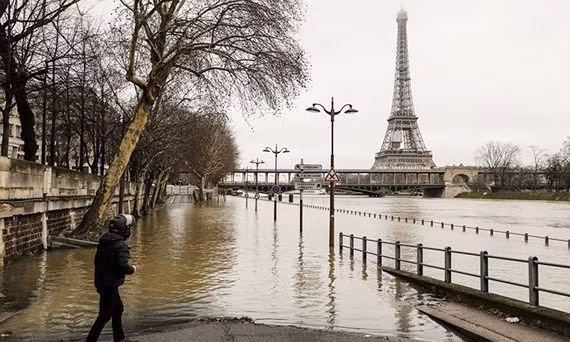 Một quầy vé tàu tham quan bị chìm khi nước sông Seine dâng cao ngày 27-1-2018. Ảnh: REUTERS